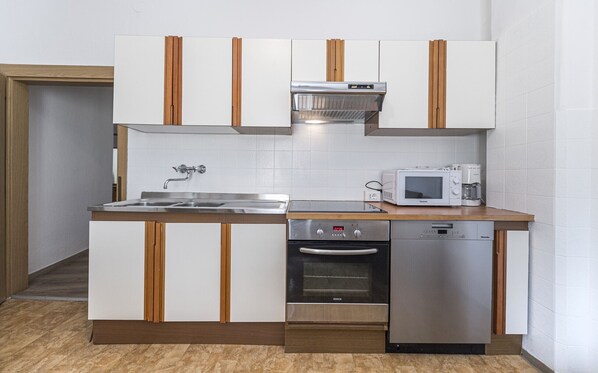 Een koelkast, een microgolfoven, een oven, een kookplaat
