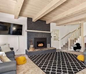 House, Multiple Beds, Patio, Mountain View (Cavu Cabin) | Living area | 40-inch TV with digital channels, fireplace