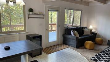 Rumah, Beberapa Tempat Tidur, patio, pemandangan gunung (Cavu Cabin) | Area keluarga | Televisi 40-inci dengan saluran TV digital dan perapian