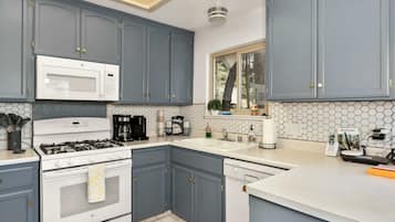 Rumah, Beberapa Tempat Tidur, patio, pemandangan gunung (Cavu Cabin) | Dapur pribadi | Lemari es, microwave, oven, dan kompor