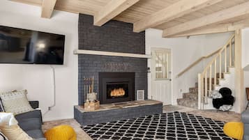 House, Multiple Beds, Patio, Mountain View (Cavu Cabin) | Living area | 40-inch TV with digital channels, fireplace