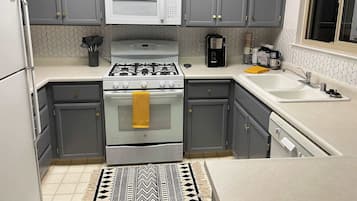 House, Multiple Beds, Patio, Mountain View (Cavu Cabin) | Private kitchen | Fridge, microwave, oven, stovetop