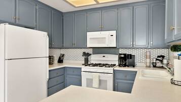 House, Multiple Beds, Patio, Mountain View (Cavu Cabin) | Private kitchen | Fridge, microwave, oven, stovetop