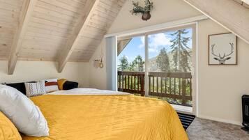 House, Multiple Beds, Patio, Mountain View (Cavu Cabin) | 3 bedrooms, free WiFi, bed sheets