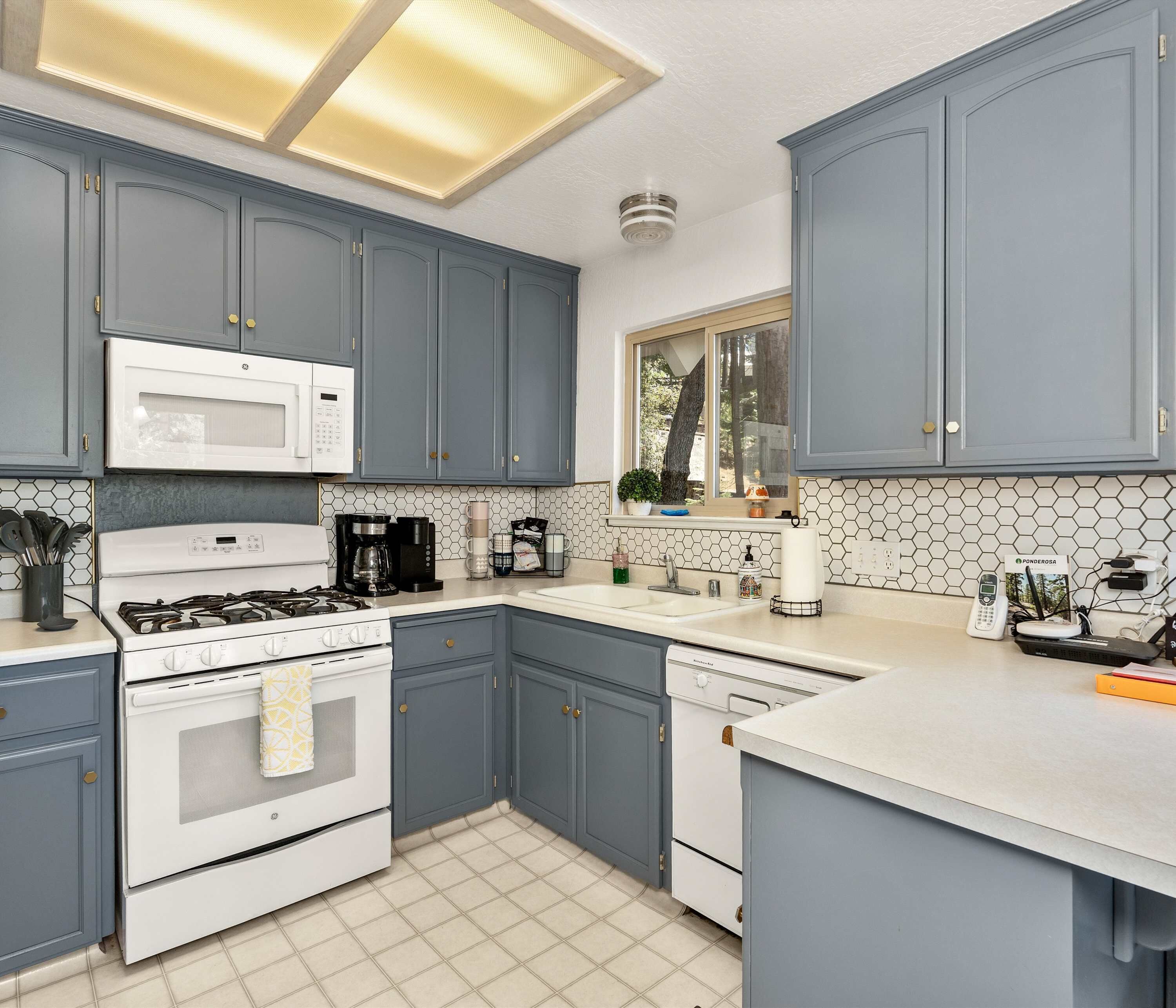 House, Multiple Beds, Patio, Mountain View (Cavu Cabin) | Private kitchen | Fridge, microwave, oven, stovetop