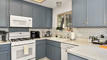 House, Multiple Beds, Patio, Mountain View (Cavu Cabin) | Private kitchen | Fridge, microwave, oven, stovetop