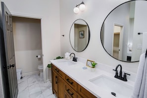 單棟房屋 (4 Bedrooms) | 浴室 | 花灑/浴缸組合、提供毛巾、番梘、洗頭水