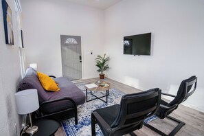 單棟房屋 (4 Bedrooms) | 客廳 | 50 吋電視連數碼電視頻道