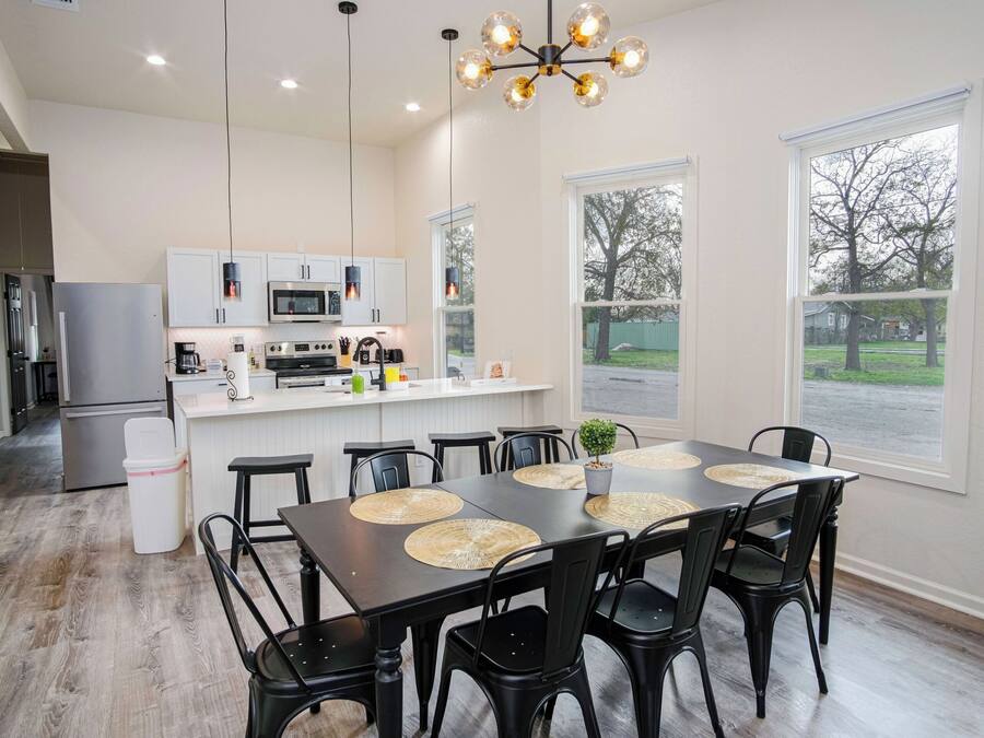 Casa (4 Bedrooms) | Cocina privada | Microondas, horno y mesa de comedor