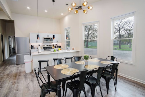 Magnificent 4BR Near Famous Riverwalk and Downtown