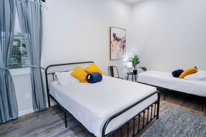 單棟房屋 (4 Bedrooms) | 4 間睡房、手提電腦工作空間、熨斗/熨衫板、床單