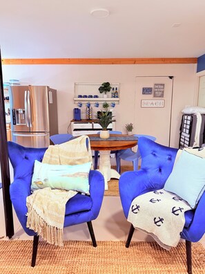 Interior - Lakefront, Swim, Fish, Kayak, fire pit, star gazing, pet friendly. All on site! (New Market)