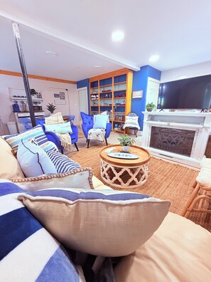 Smart TV, books - Lakefront, Swim, Fish, Kayak, fire pit, star gazing, pet friendly. All on site! (New Market)