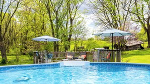 Outdoor pool - Lakefront, Swim, Fish, Kayak, fire pit, star gazing, pet friendly. All on site! (New Market)
