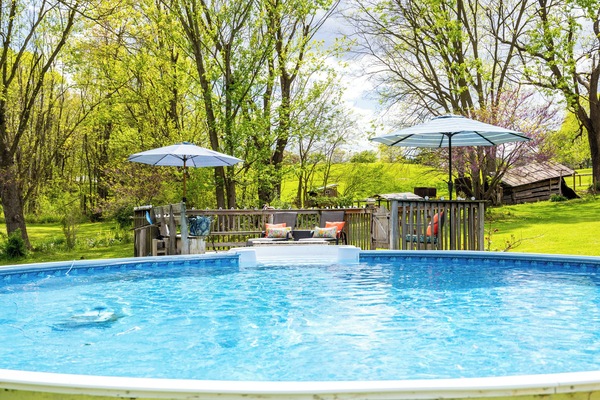 Una piscina al aire libre