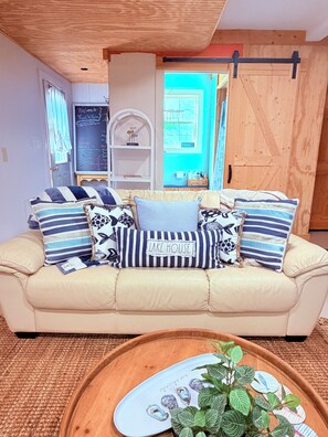 Interior - Lakefront, Swim, Fish, Kayak, fire pit, star gazing, pet friendly. All on site! (New Market)