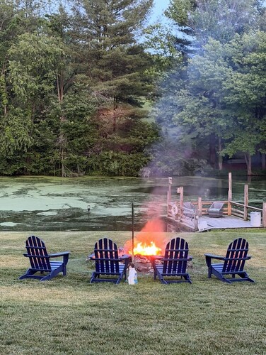 Lakefront, Swim, Fish, Kayak, fire pit, star gazing, pet friendly. All on site!