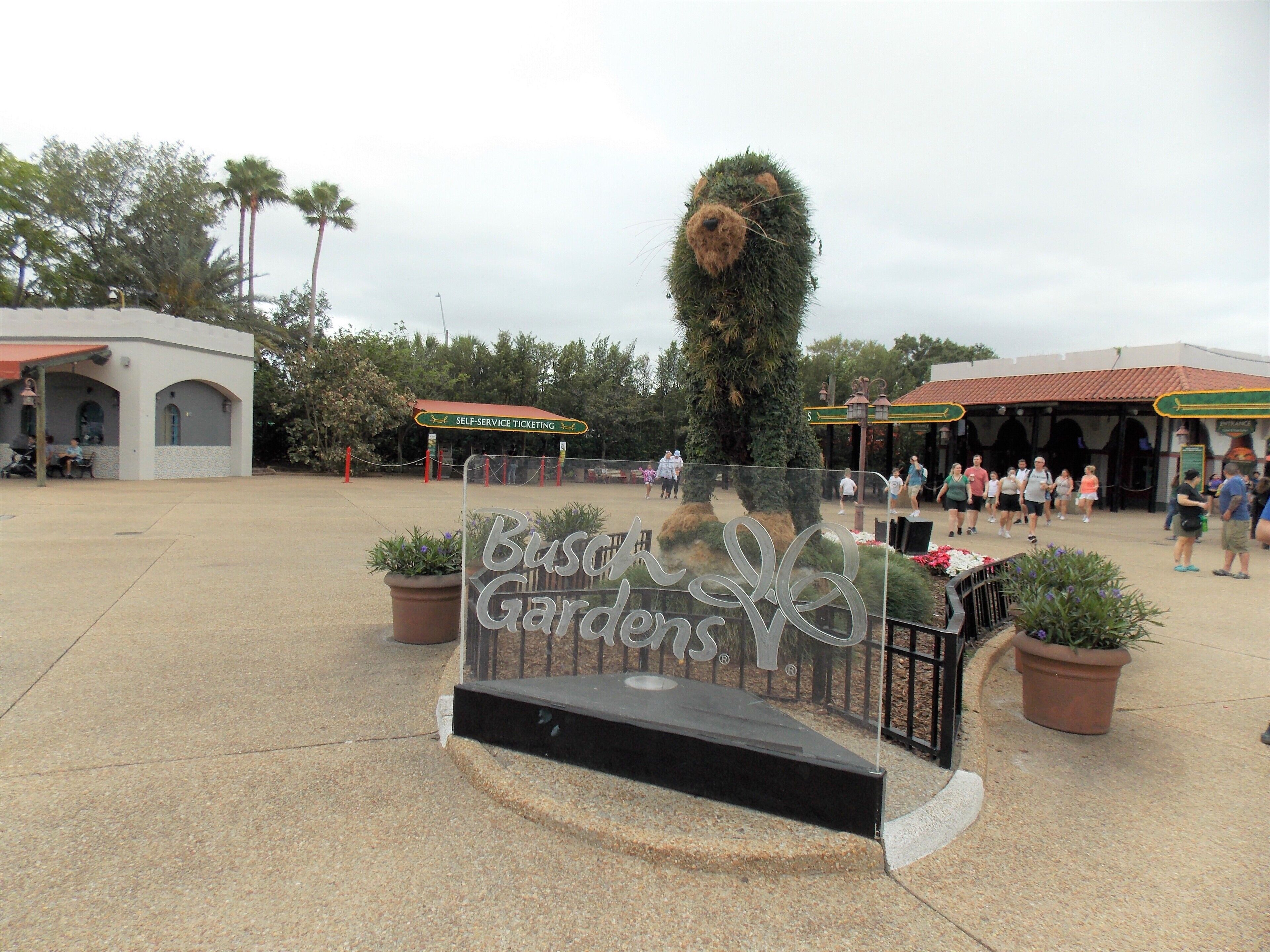 Schild für Busch Gardens, mit freier Sicht auf den Eingangsbereich und die Umgebung.