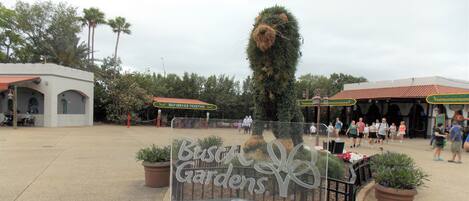 Schild für Busch Gardens, mit freier Sicht auf den Eingangsbereich und die Umgebung.