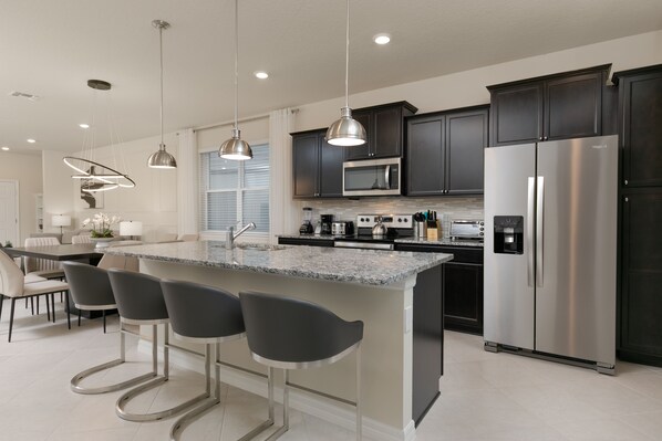 Refrigerador, microondas, horno y parrilla de estufa 