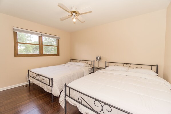 3 habitaciones, escritorio y tabla de planchar con plancha 