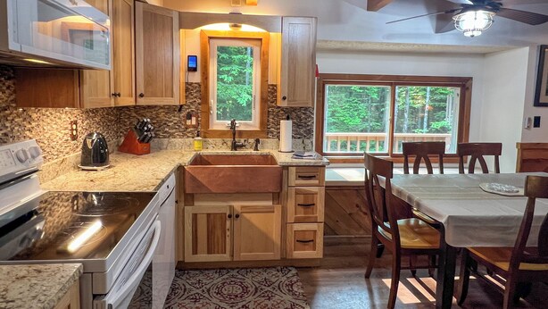 Coffee/tea maker, fridge, microwave, oven - Freshly done, Quiet & very comfortable house in the heart of the White Mountains (Bartlett)