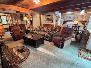 Smart TV, fireplace, DVD player - Freshly done, Quiet & very comfortable house in the heart of the White Mountains (Bartlett)