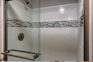 Dusche, Haartrockner, Handtücher, Toilettenpapier