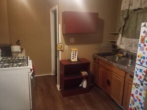 Frigorífico, microondas, horno y placa de cocina