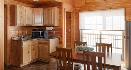 Rosewood Villa: Brand-New 2BR Log Retreat