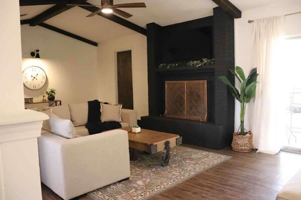Televisión, chimenea y oficina 