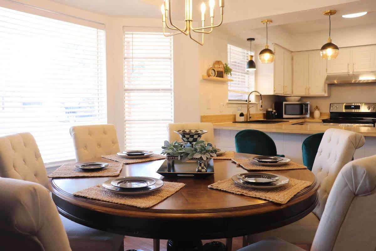 [Dining Room}