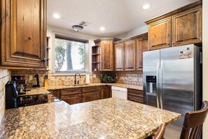 Condo, 1 cama King e sofá-cama, lareira, vista para o jardim | Cozinha privada | Geladeira, micro-ondas, fogão, cooktop