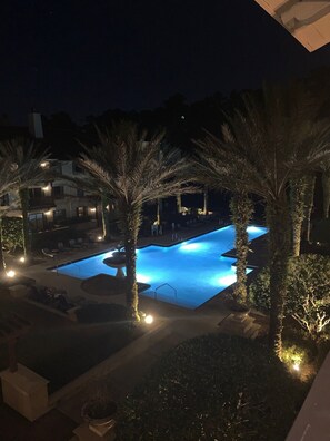 Una piscina al aire libre, una piscina climatizada