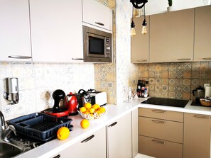 Apartamento urbano | Cozinha privada | Geladeira grande, micro-ondas, cooktop, lava-louças