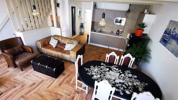 Appartement Ville | Coin séjour | TV connectée de 60 cm avec chaßnes par cùble, télévision, Netflix