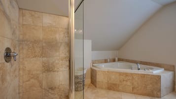Douche, sèche-cheveux, serviettes fournies