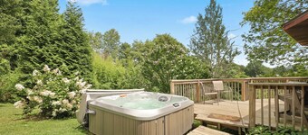 Hot tub! Bunks! Fireplace! Close to Downtown Boone and Skiing! Dog Friendly!