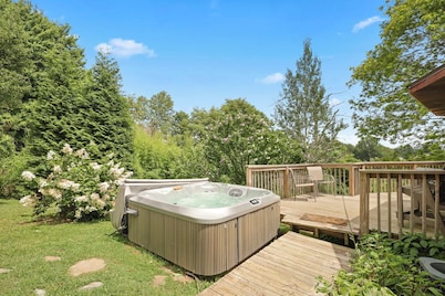 Hot tub! Bunks! Fireplace! Close to Downtown Boone and Skiing! Dog Friendly!