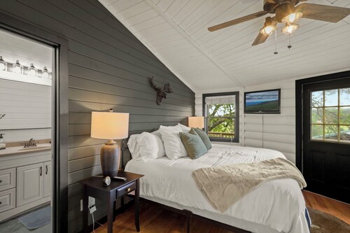 Hot tub! Bunks! Fireplace! Close to Downtown Boone and Skiing! Dog Friendly!