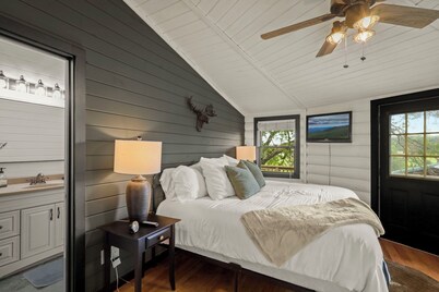 Hot tub! Bunks! Fireplace! Close to Downtown Boone and Skiing! Dog Friendly!