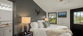 Hot tub! Bunks! Fireplace! Close to Downtown Boone and Skiing! Dog Friendly!