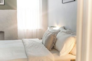 3 bedrooms, iron/ironing board, free WiFi, bed sheets - Your Home Away From Home! (Pittsburgh)