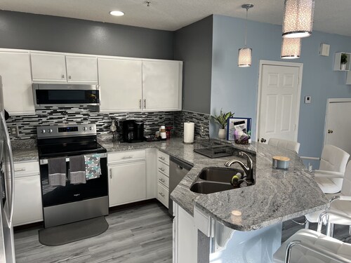 newly renovated, three-bed stylish town house walking distance to camping world 