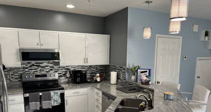 newly renovated, three-bed stylish town house walking distance to camping world