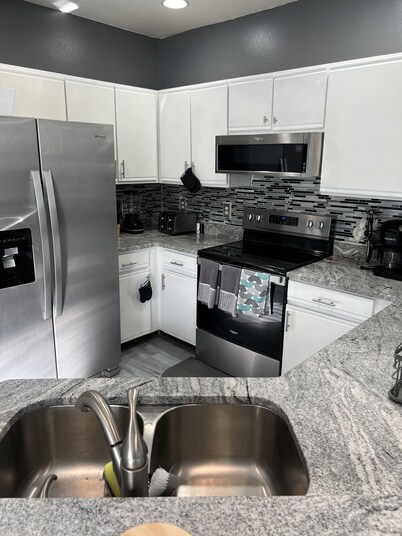 newly renovated, three-bed stylish town house walking distance to camping world 