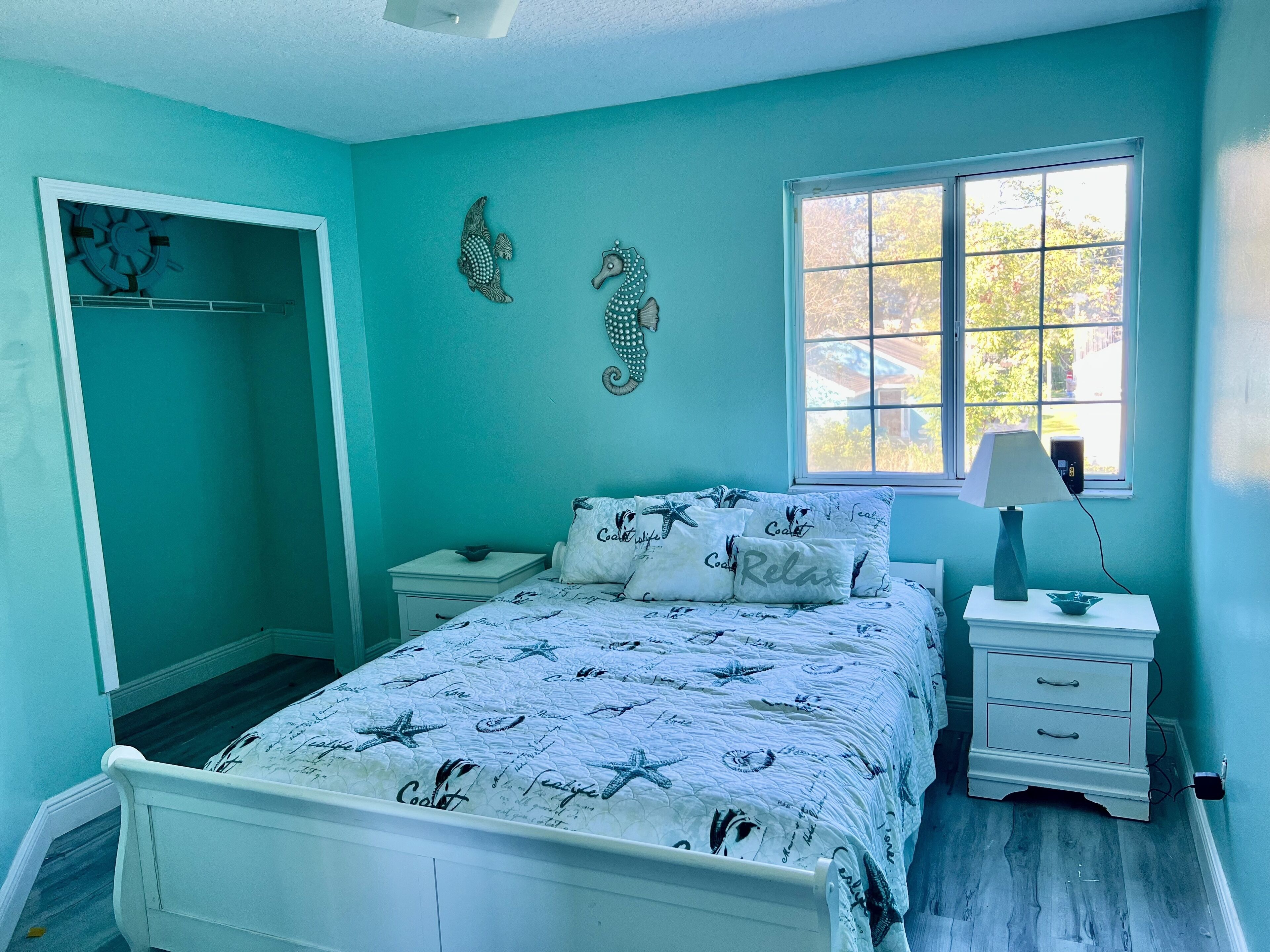 3 bedrooms, desk, WiFi, bed sheets