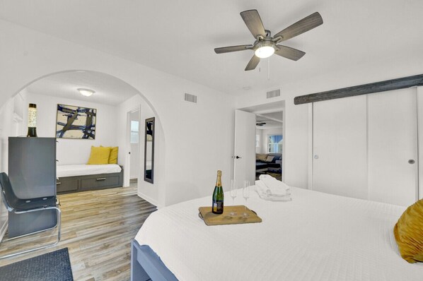 3 bedrooms, desk, iron/ironing board, free WiFi