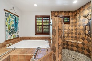Secador de pelo, toallas, jabón, shampoo