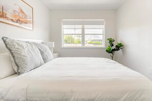 3 Schlafzimmer, Schreibtisch, Bügeleisen/Bügelbrett, Reisekinderbett